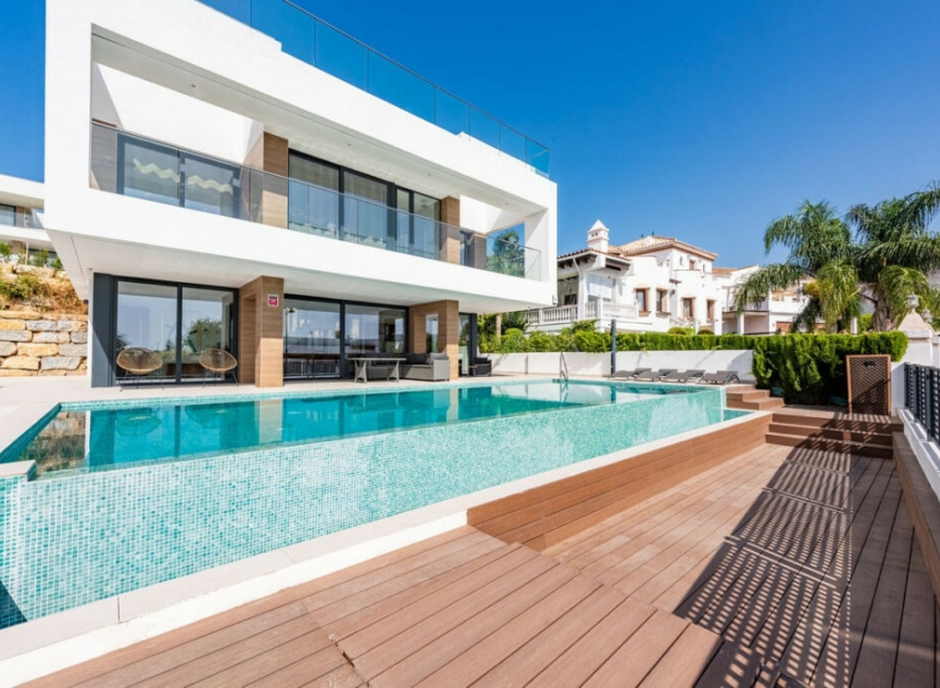 Resale - House -
Estepona