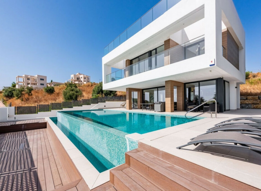 Resale - House -
Estepona