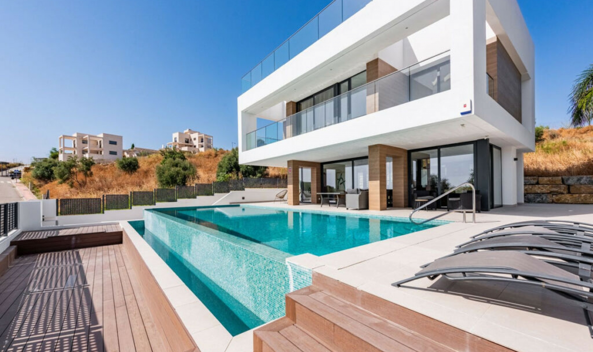 Resale - House -
Estepona