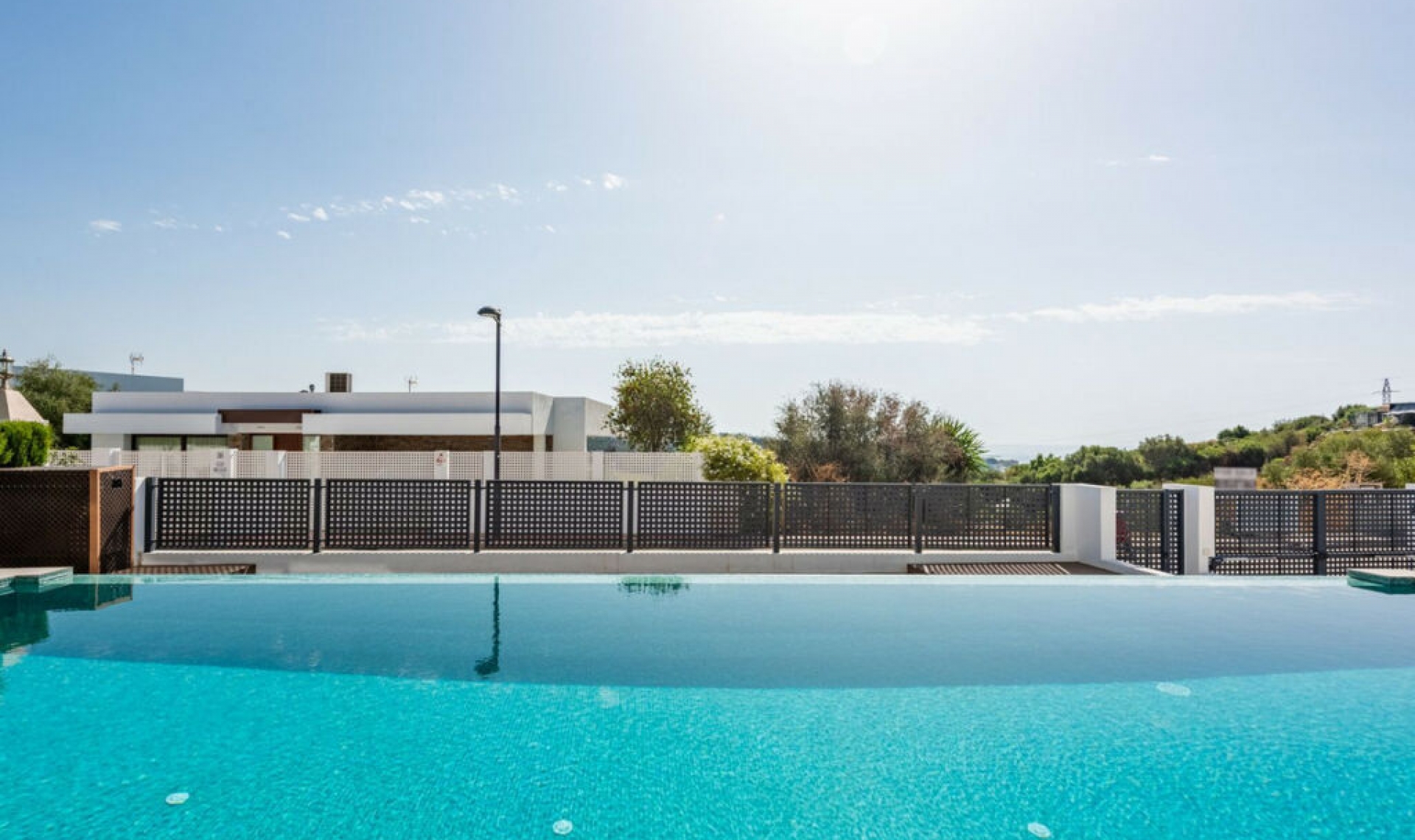 Resale - House -
Estepona