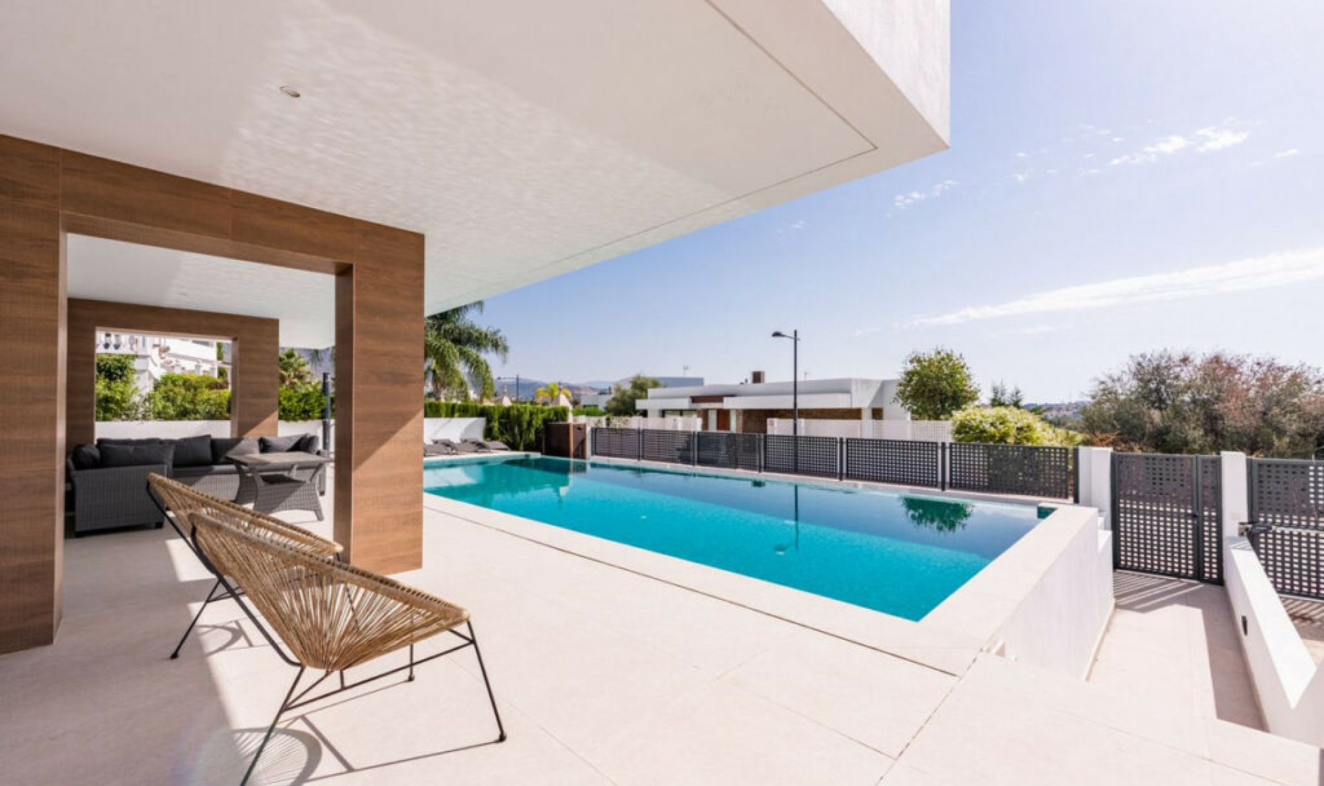 Resale - House -
Estepona