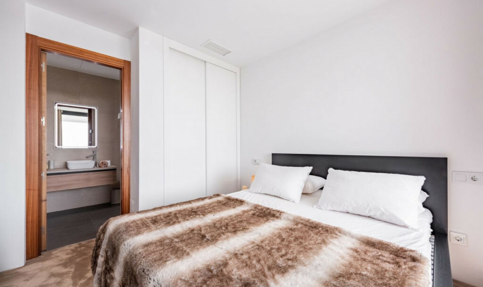 Resale - House -
Estepona