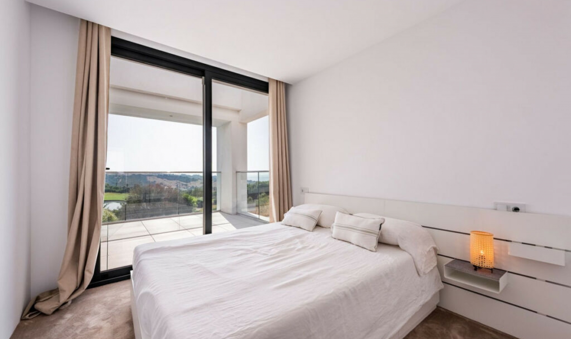 Resale - House -
Estepona