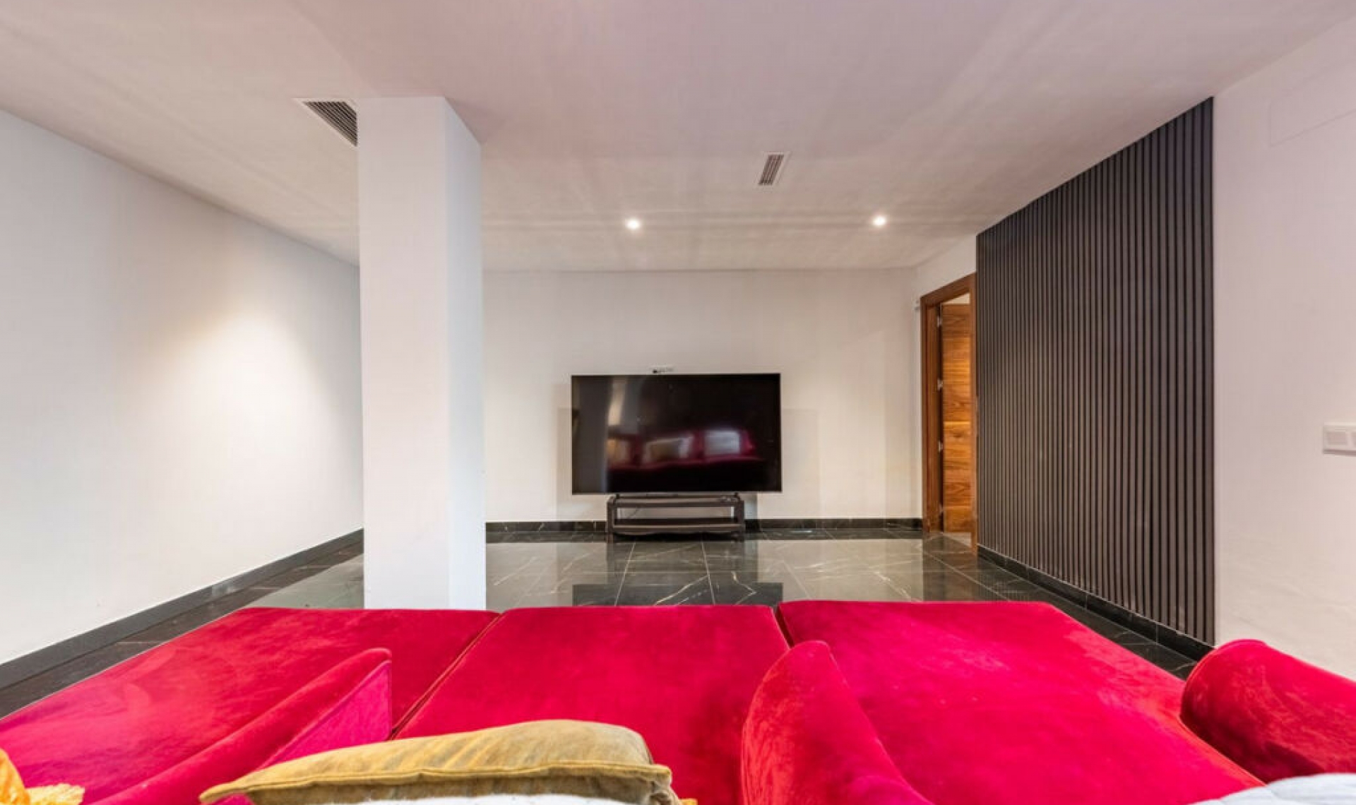 Resale - House -
Estepona