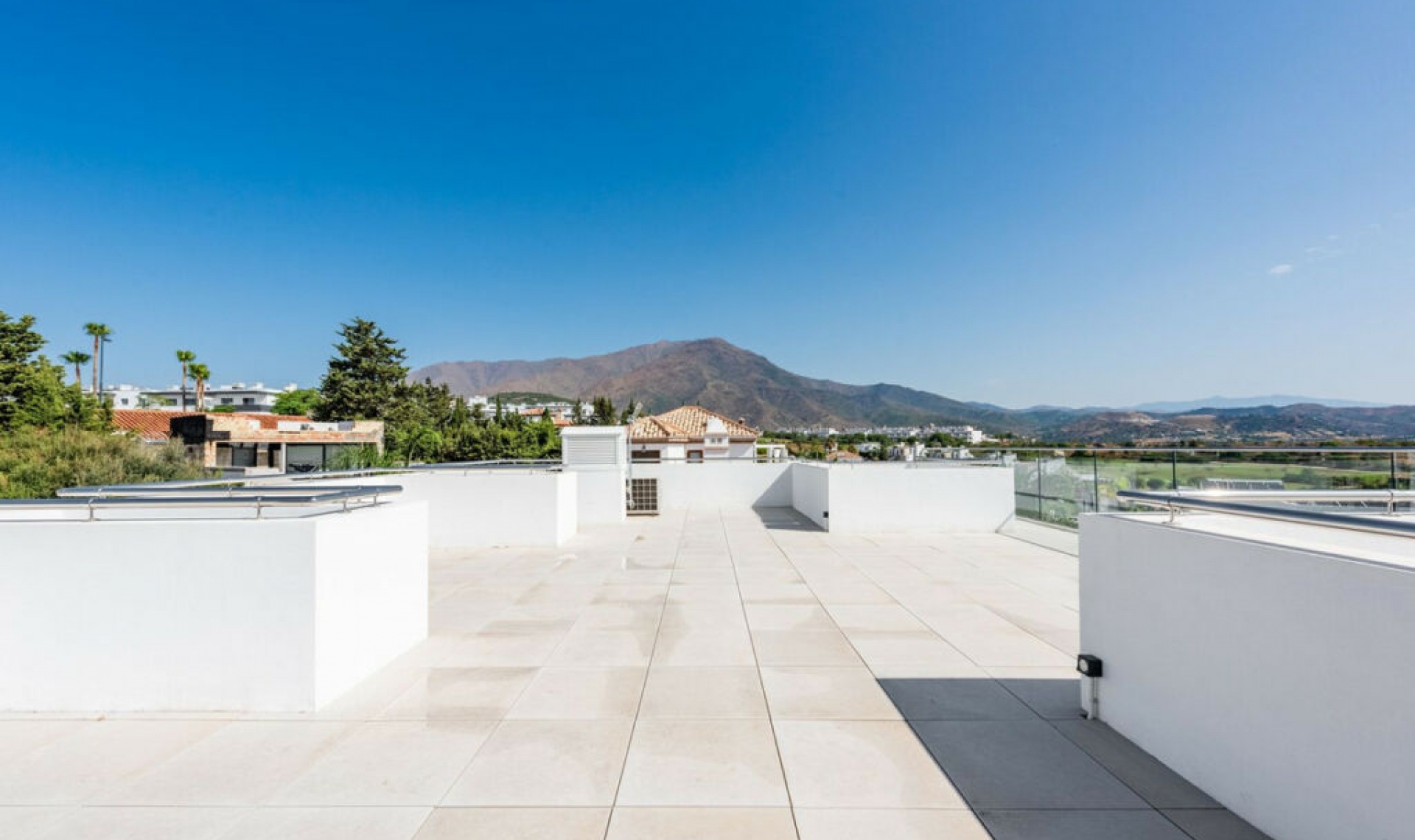 Resale - House -
Estepona