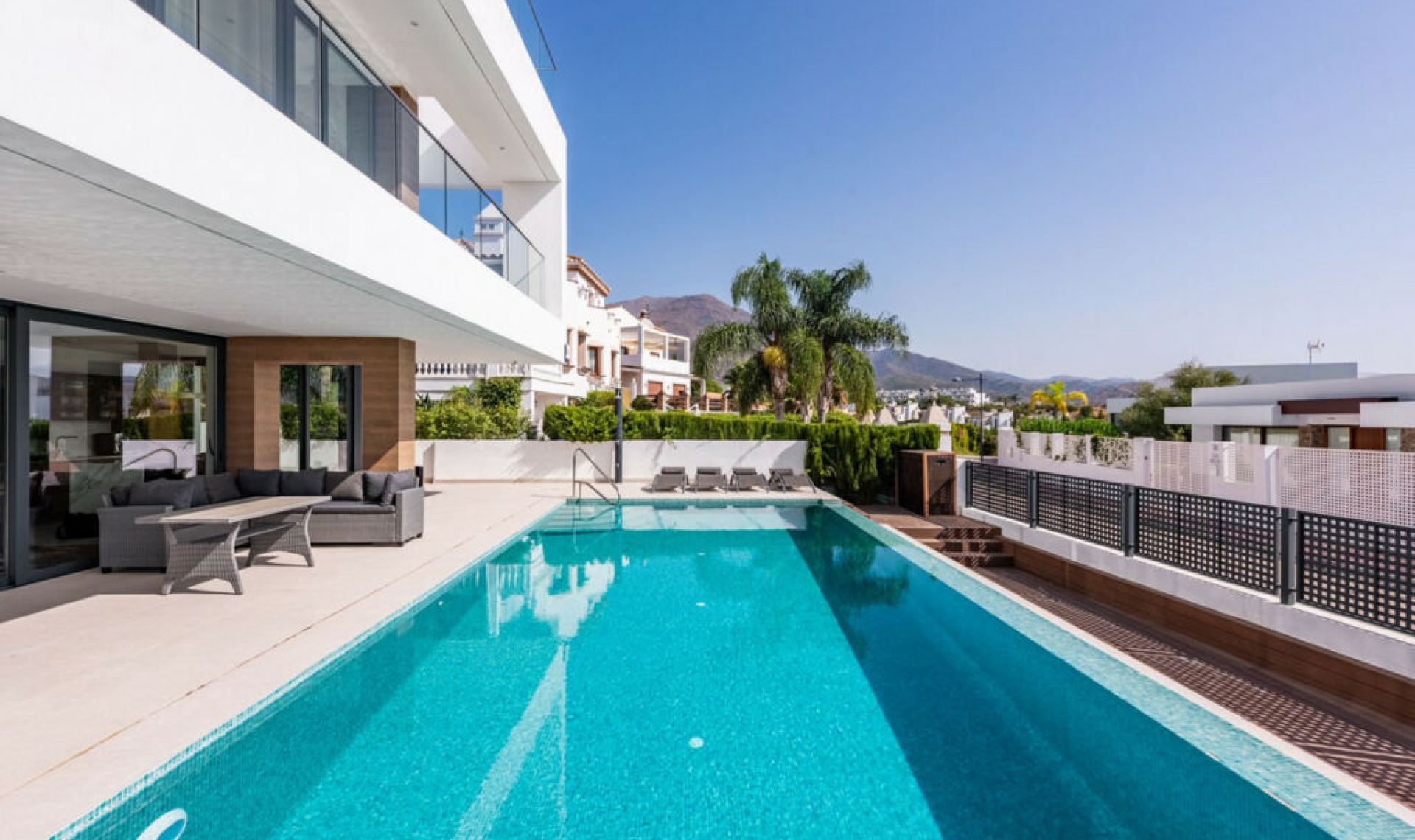 Resale - House -
Estepona