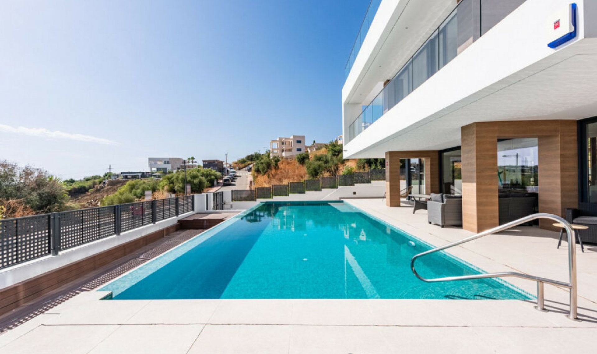 Resale - House -
Estepona