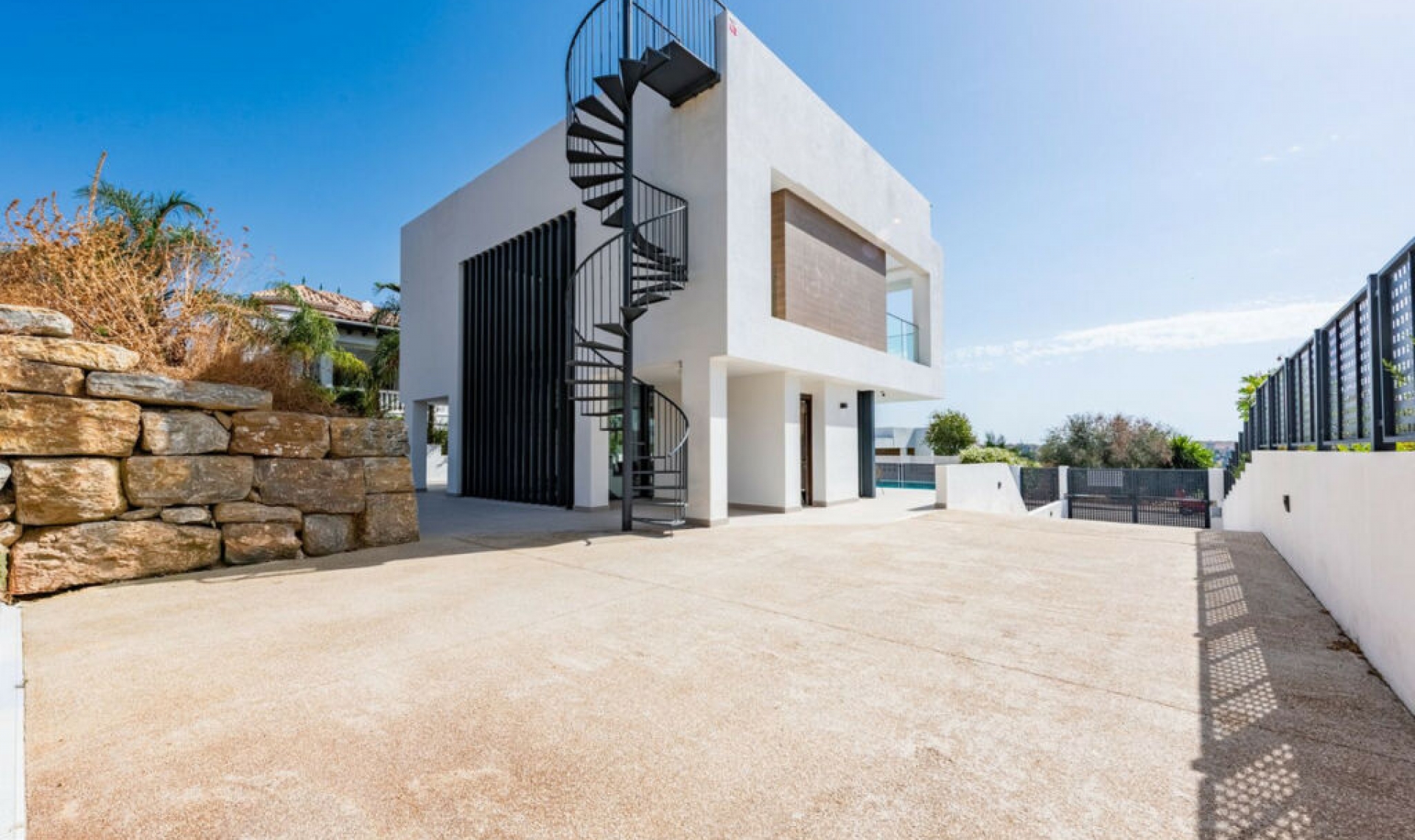 Resale - House -
Estepona