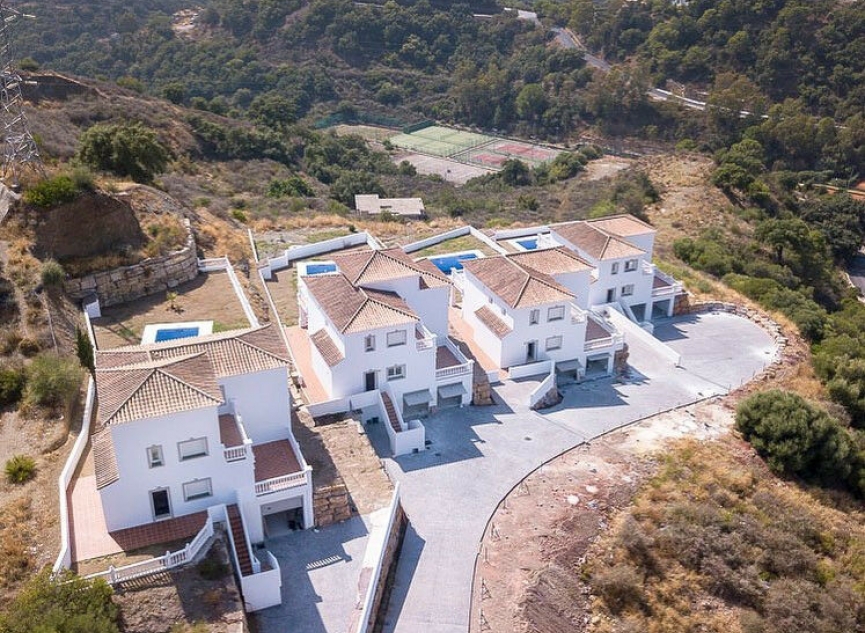 Resale - House -
Estepona