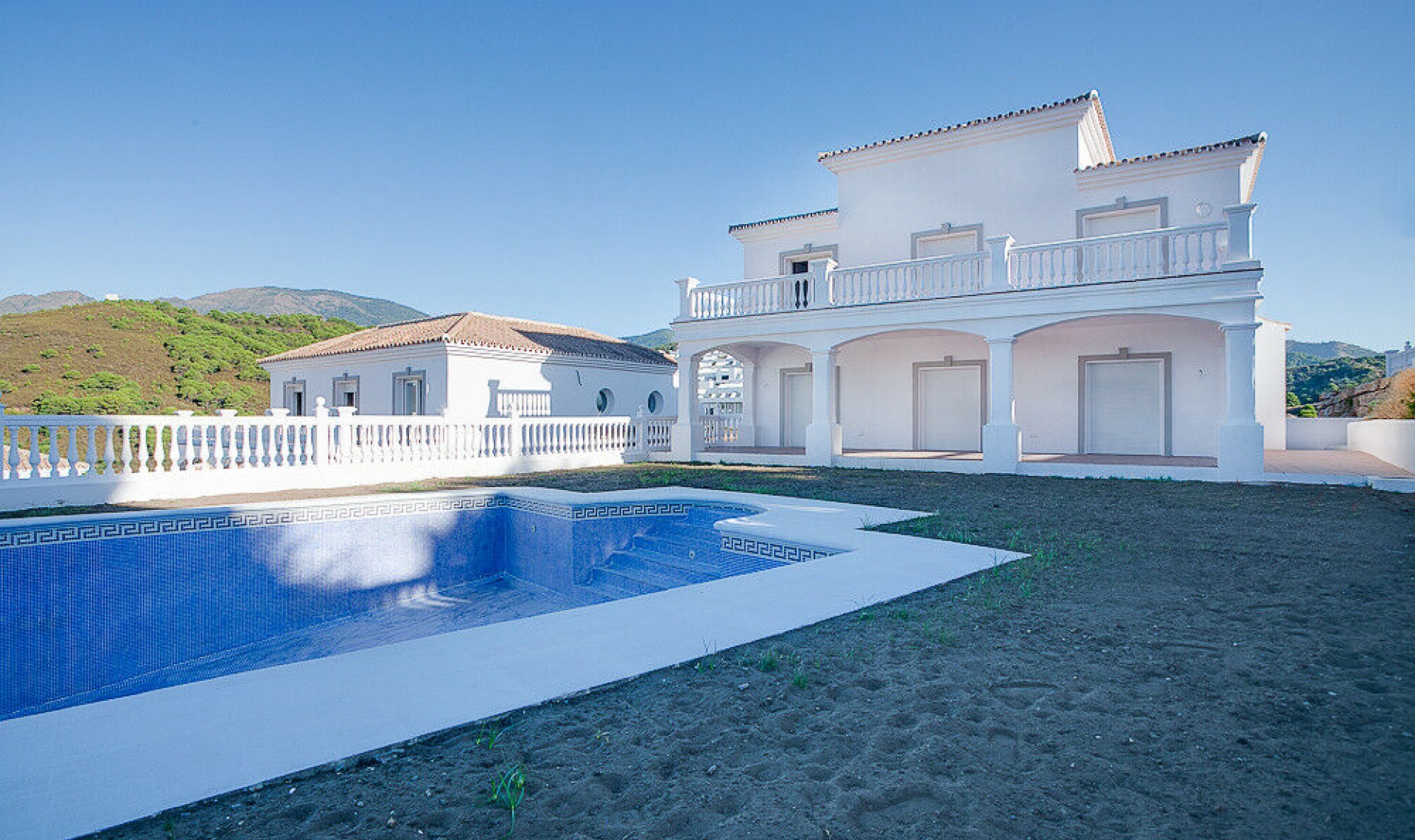 Resale - House -
Estepona