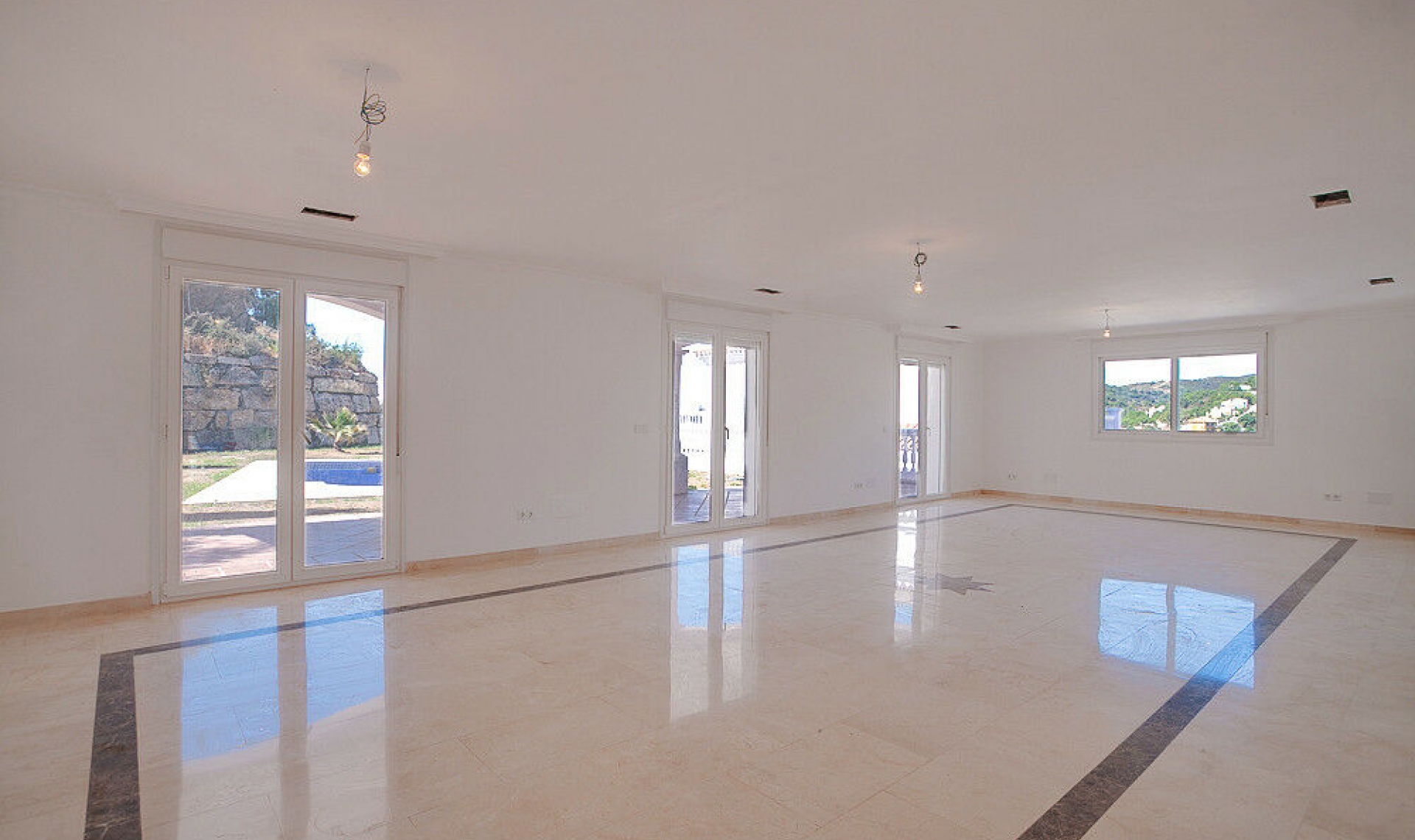 Resale - House -
Estepona