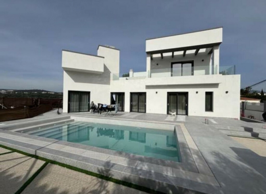 Resale - House -
Estepona
