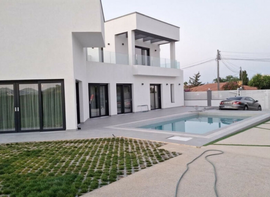 Resale - House -
Estepona