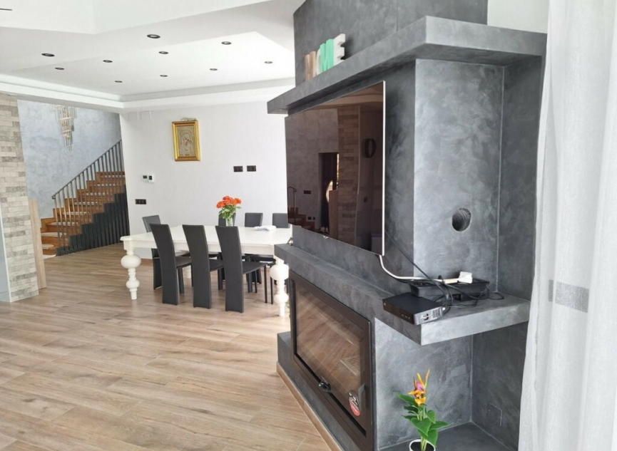 Resale - House -
Estepona