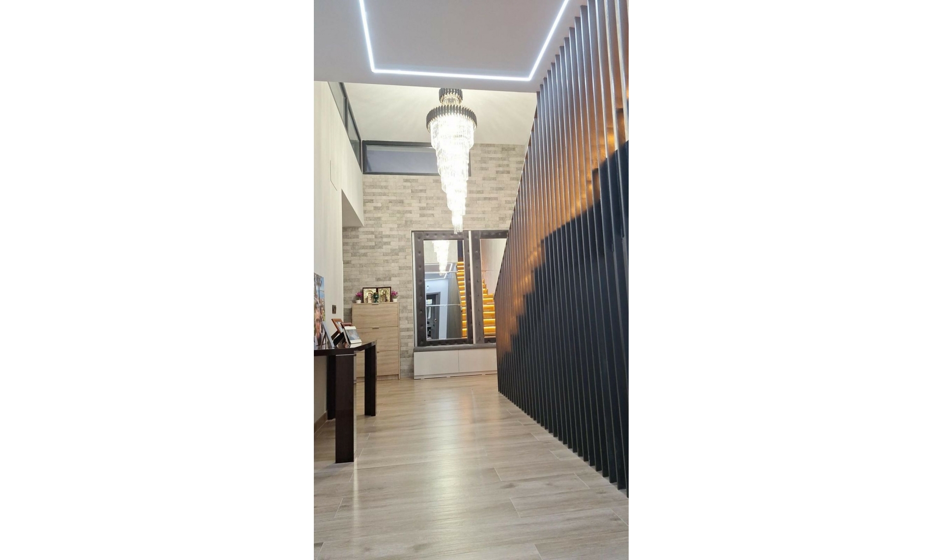 Resale - House -
Estepona