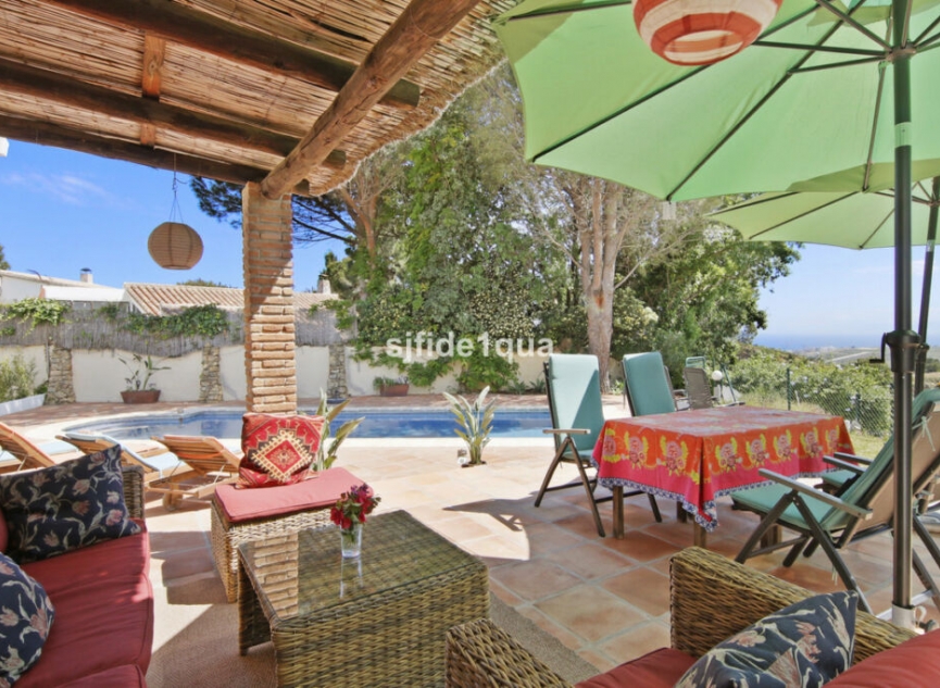 Resale - House -
Estepona
