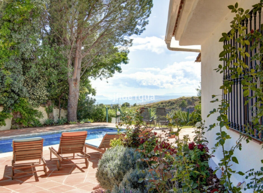 Resale - House -
Estepona