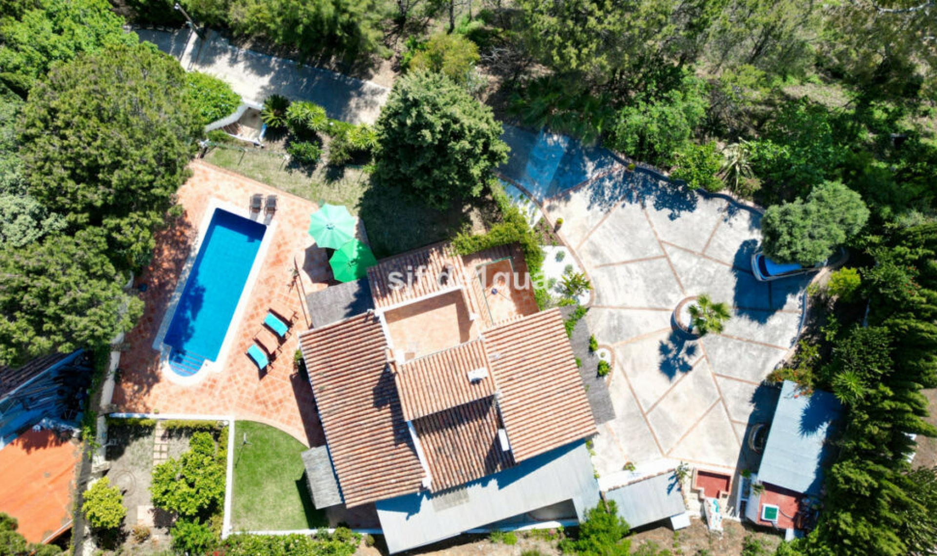 Resale - House -
Estepona