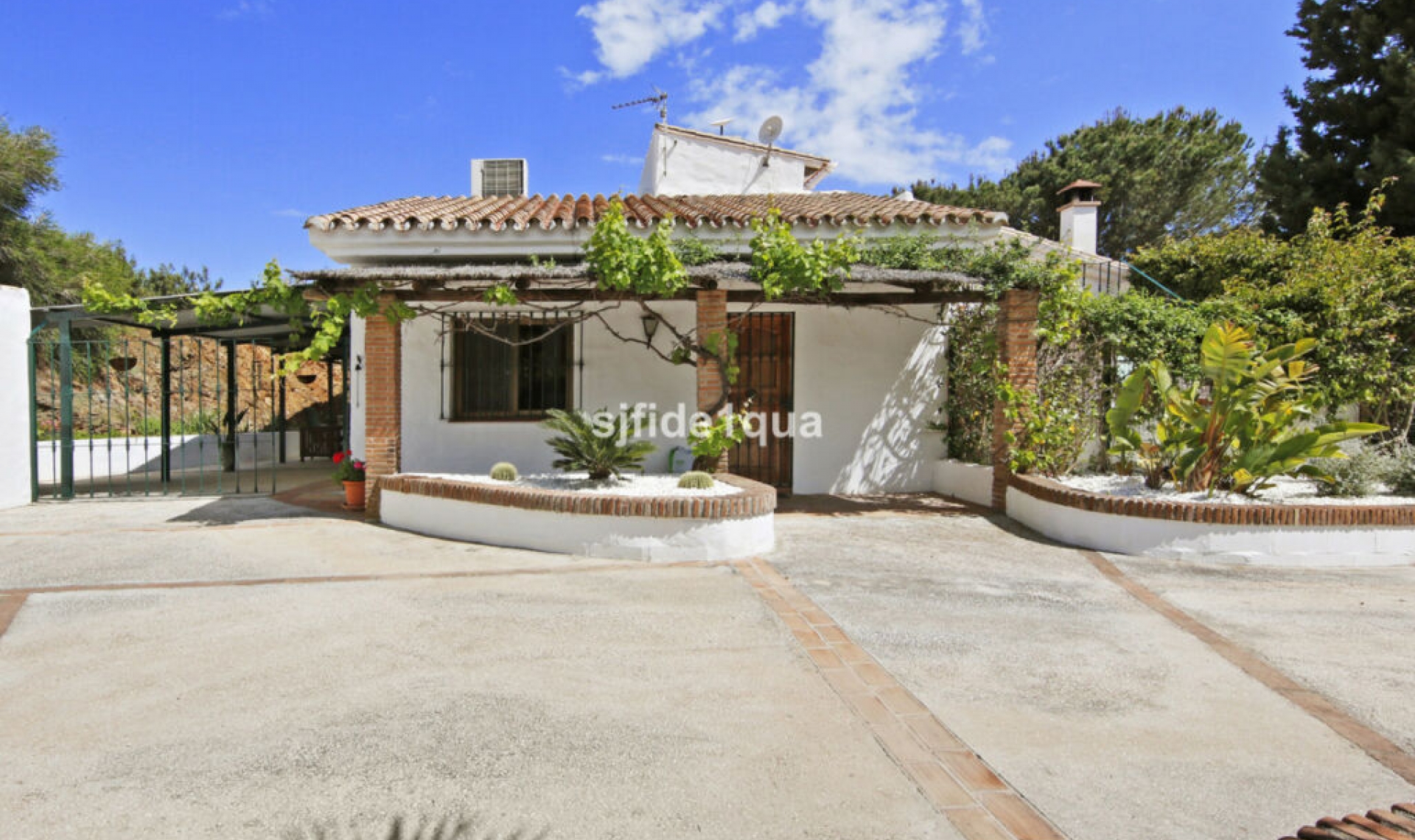 Resale - House -
Estepona