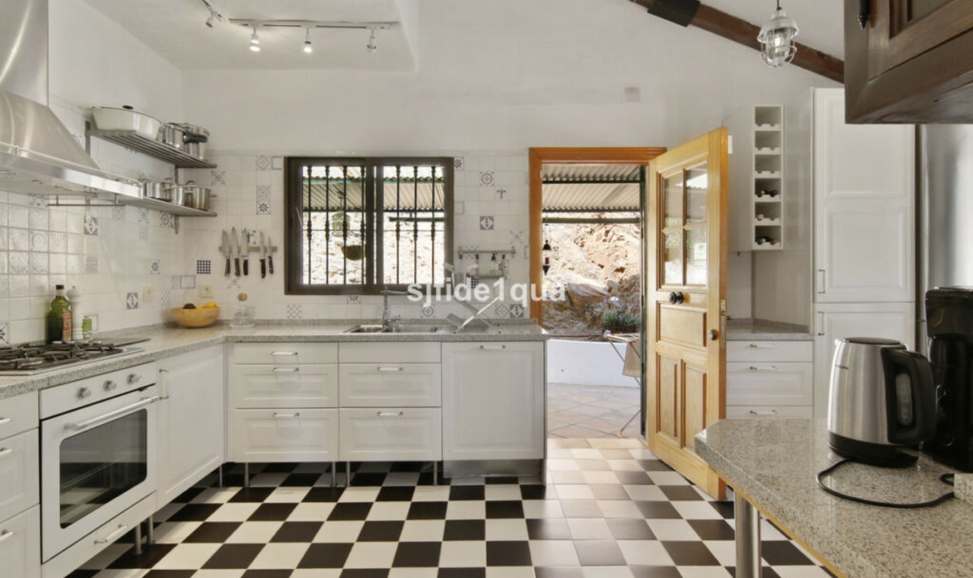 Resale - House -
Estepona