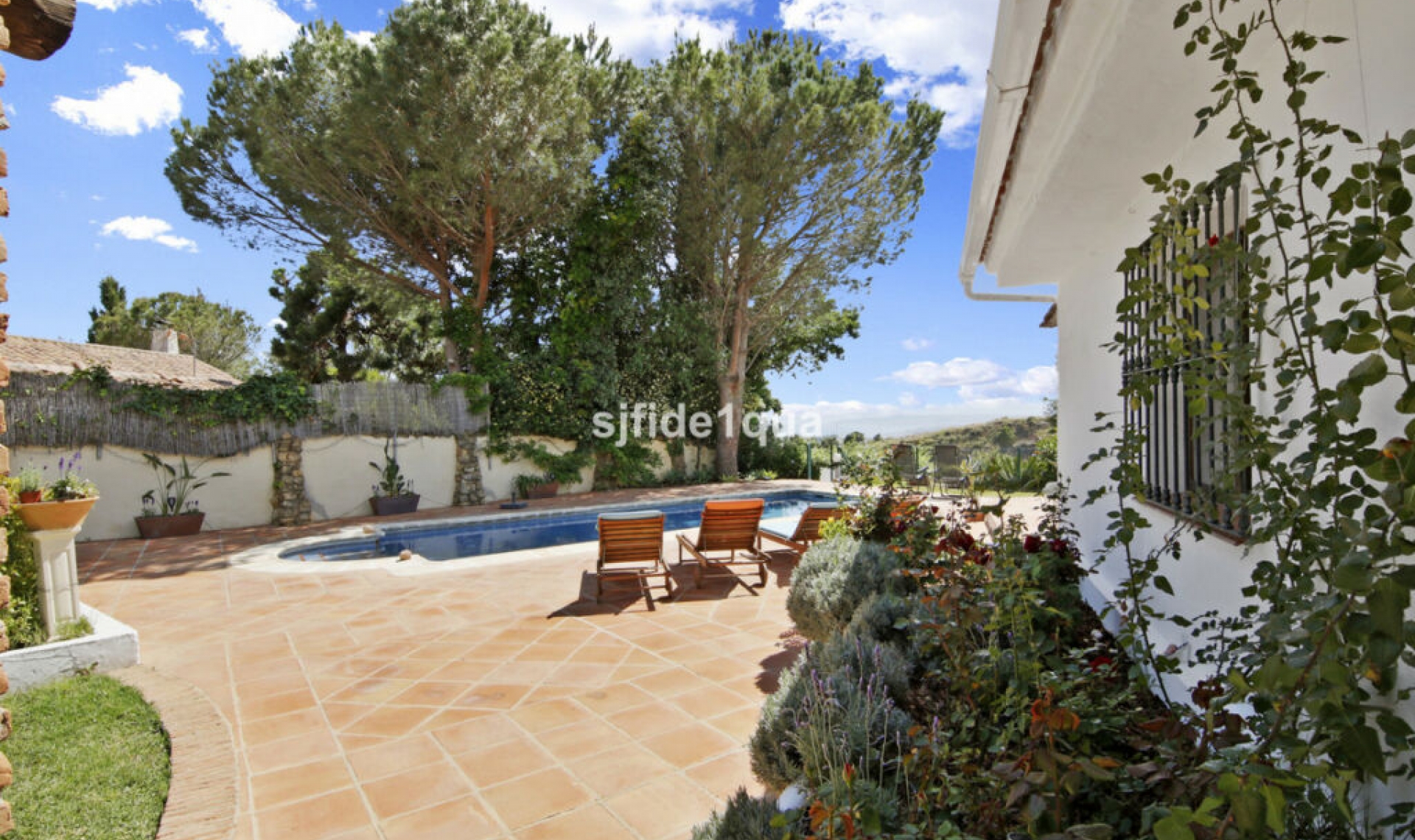 Resale - House -
Estepona