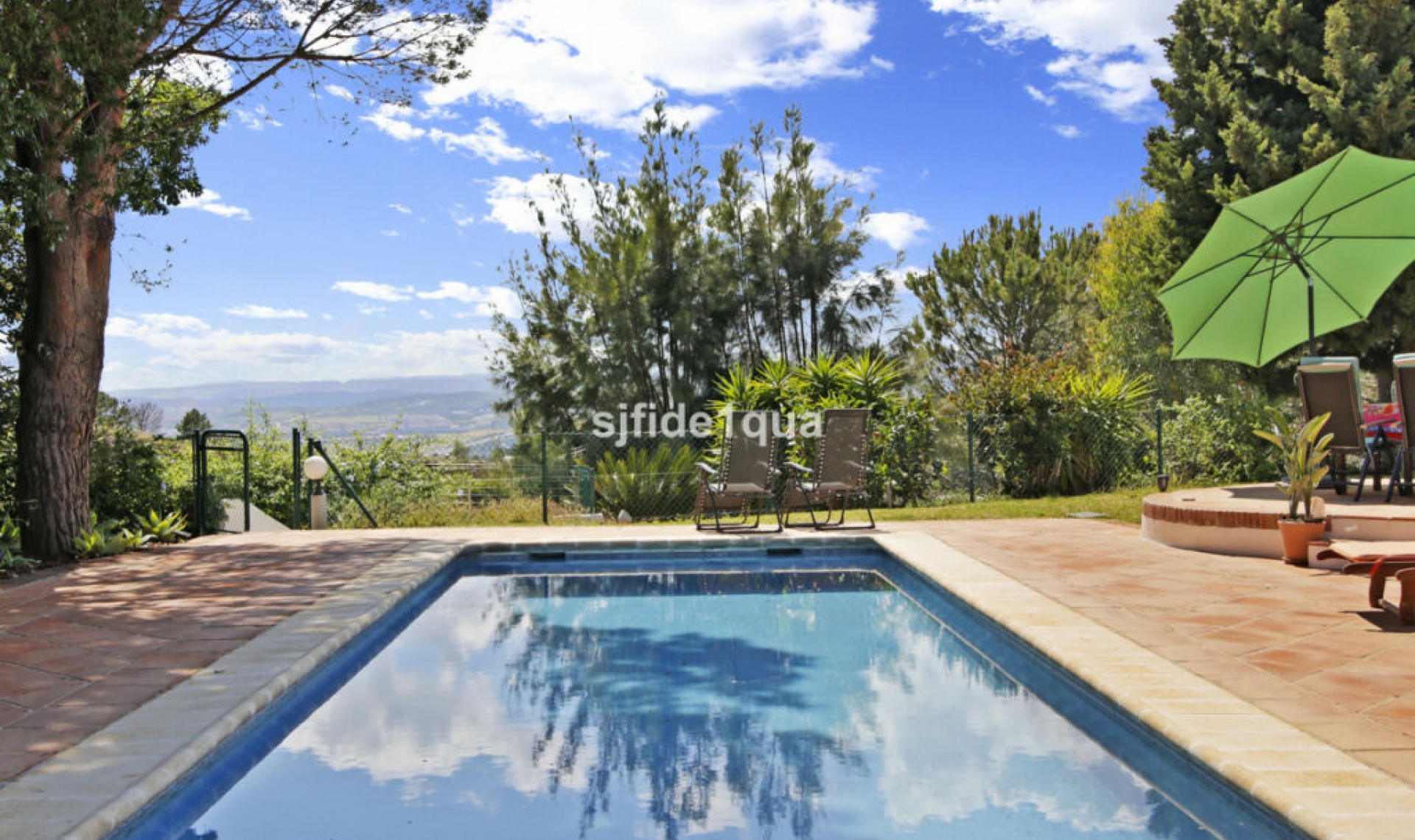 Resale - House -
Estepona