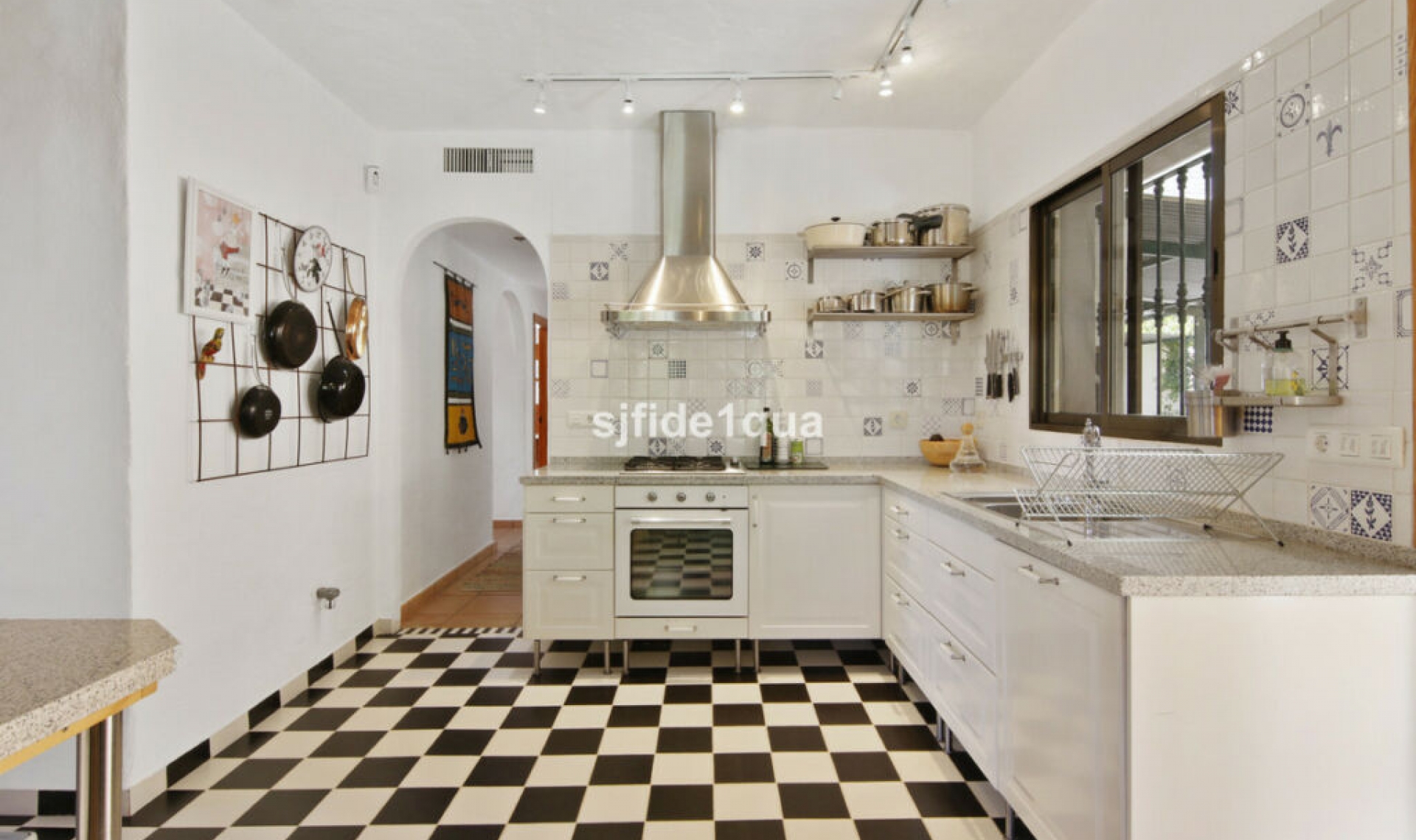 Resale - House -
Estepona