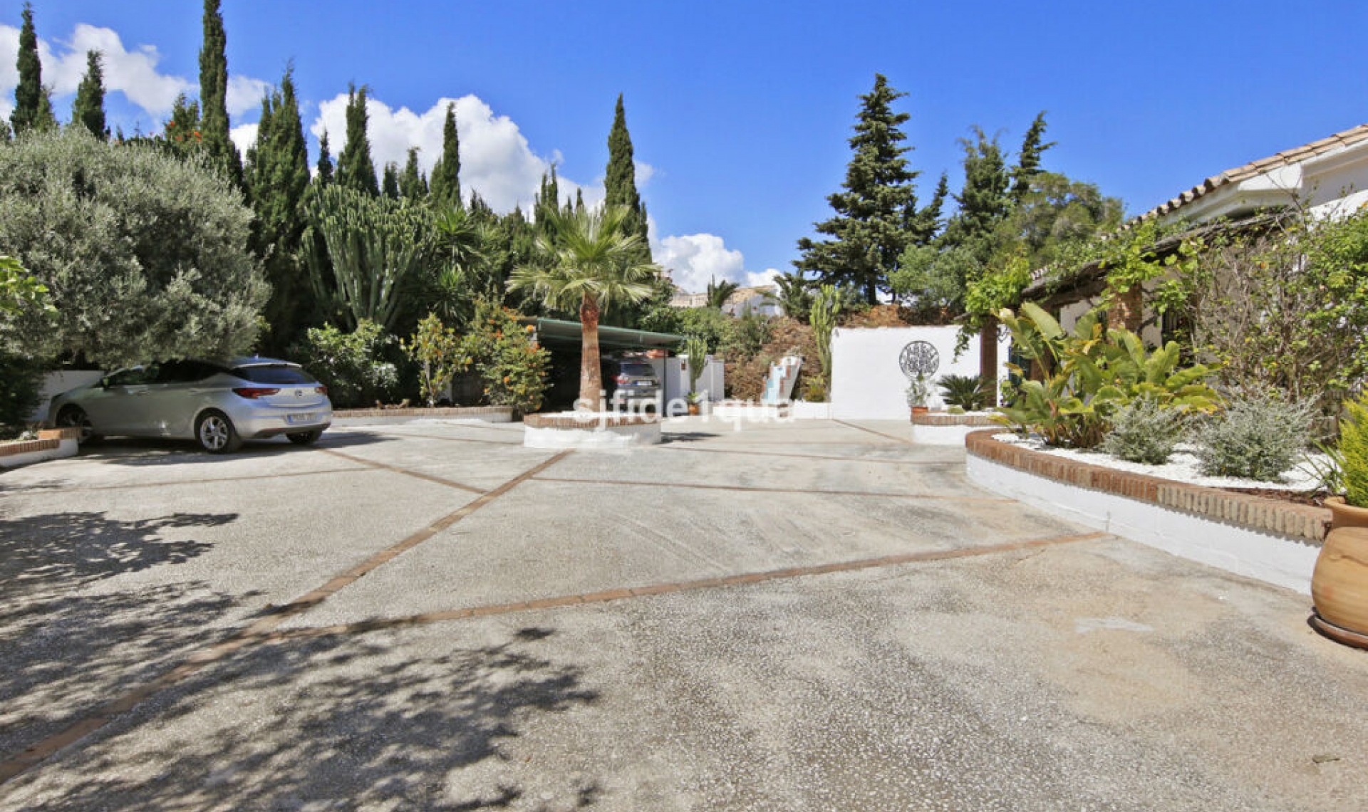 Resale - House -
Estepona