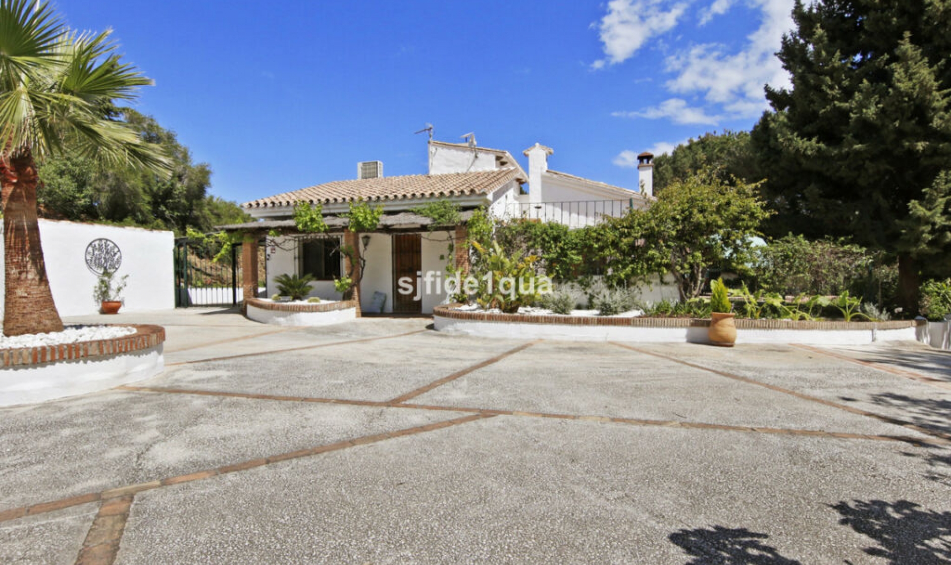 Resale - House -
Estepona