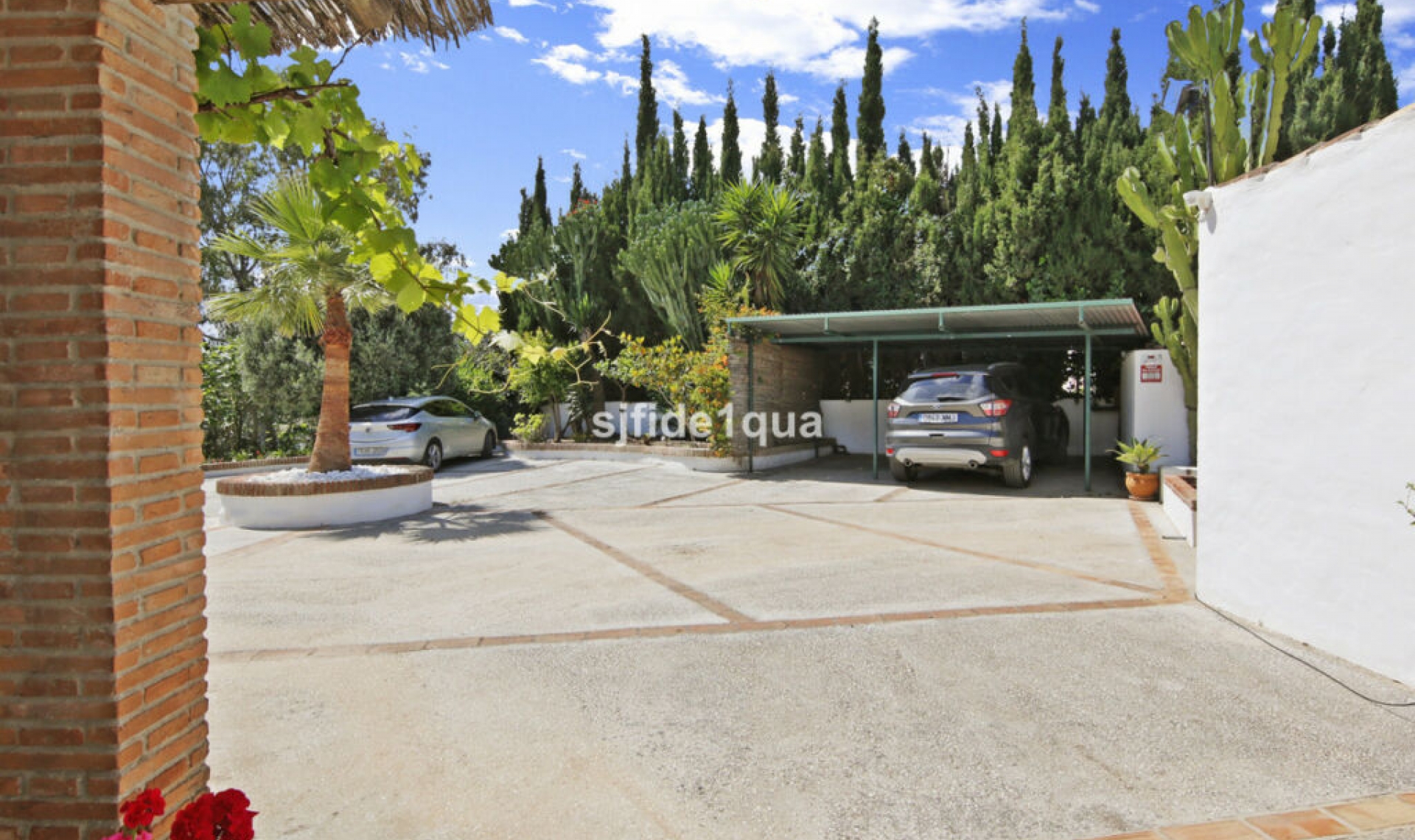 Resale - House -
Estepona