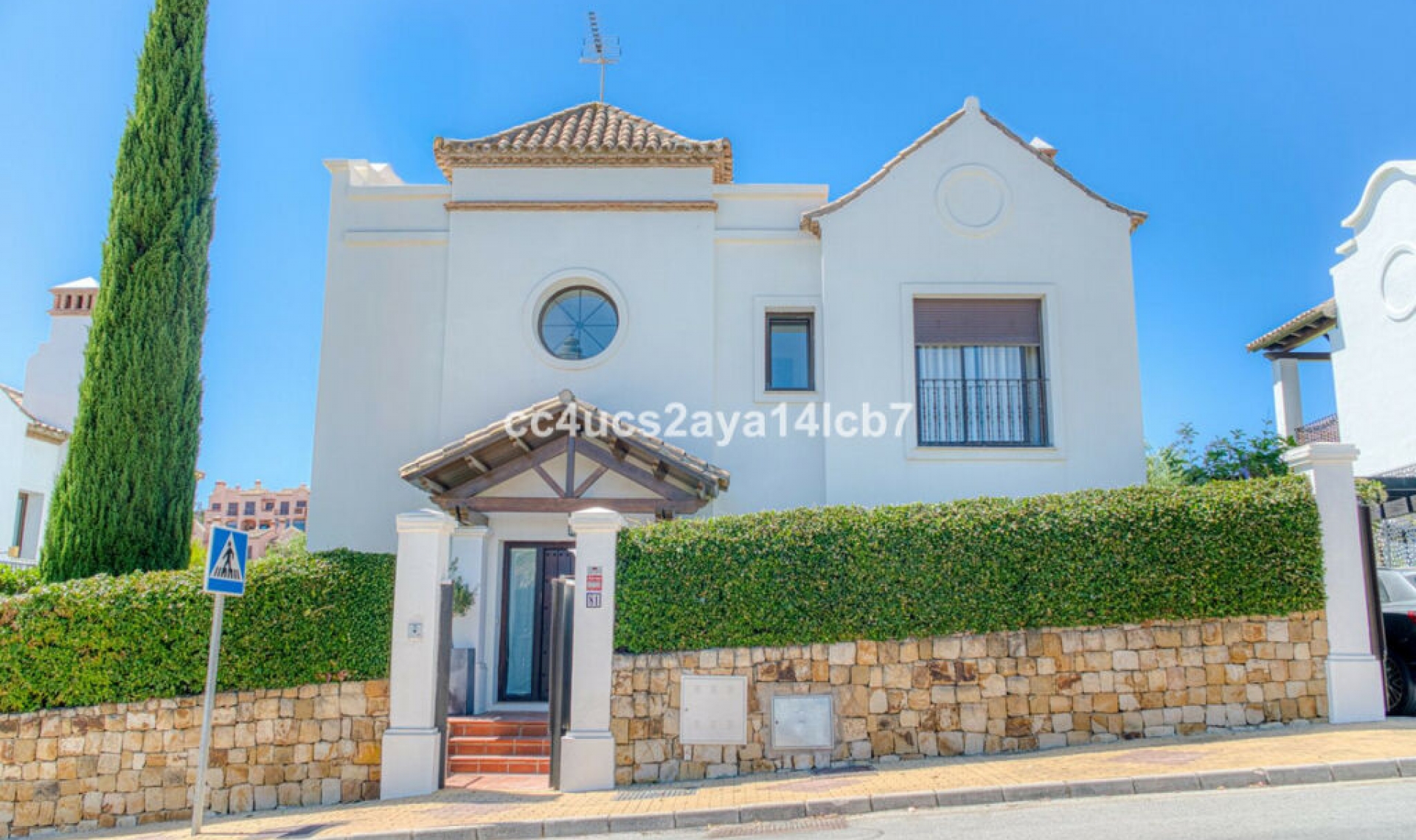 Resale - House -
Estepona