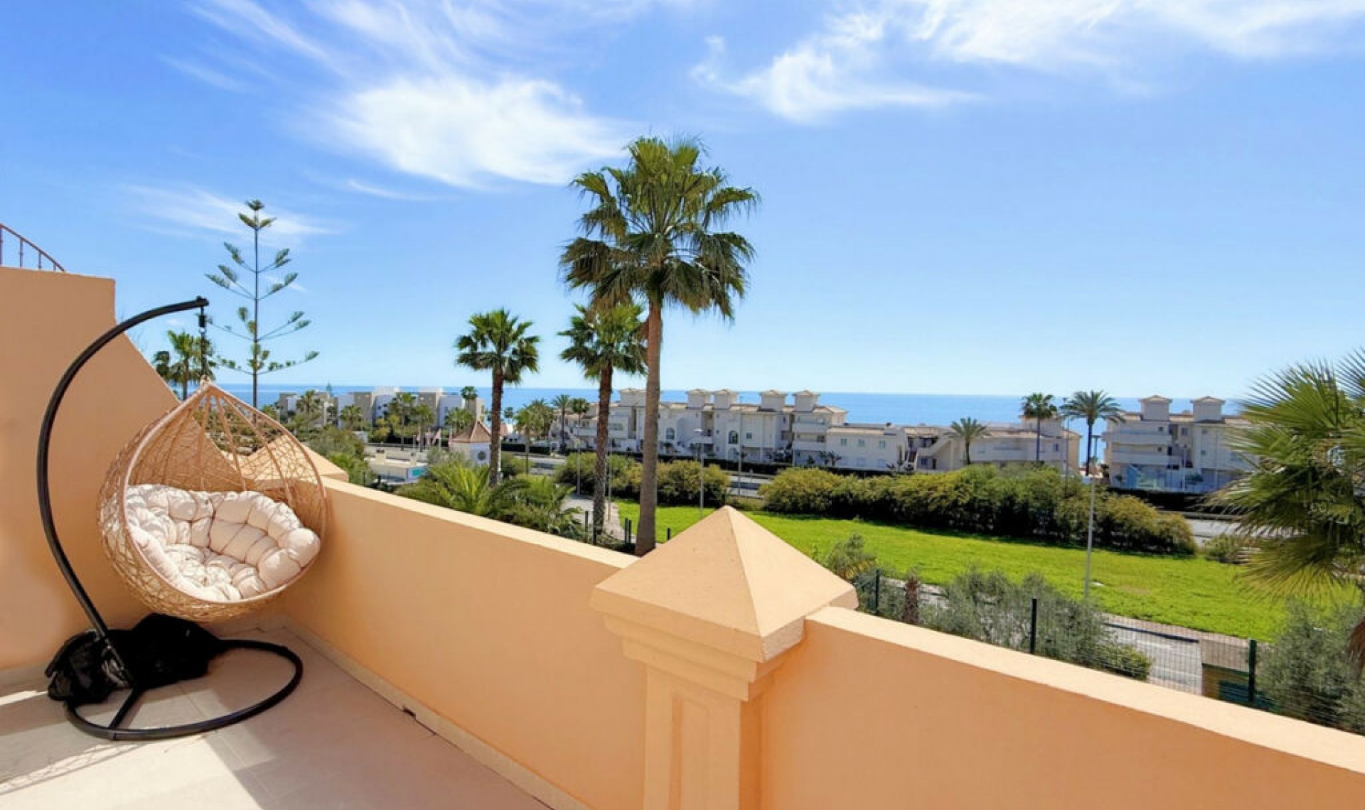 Resale - House -
Estepona
