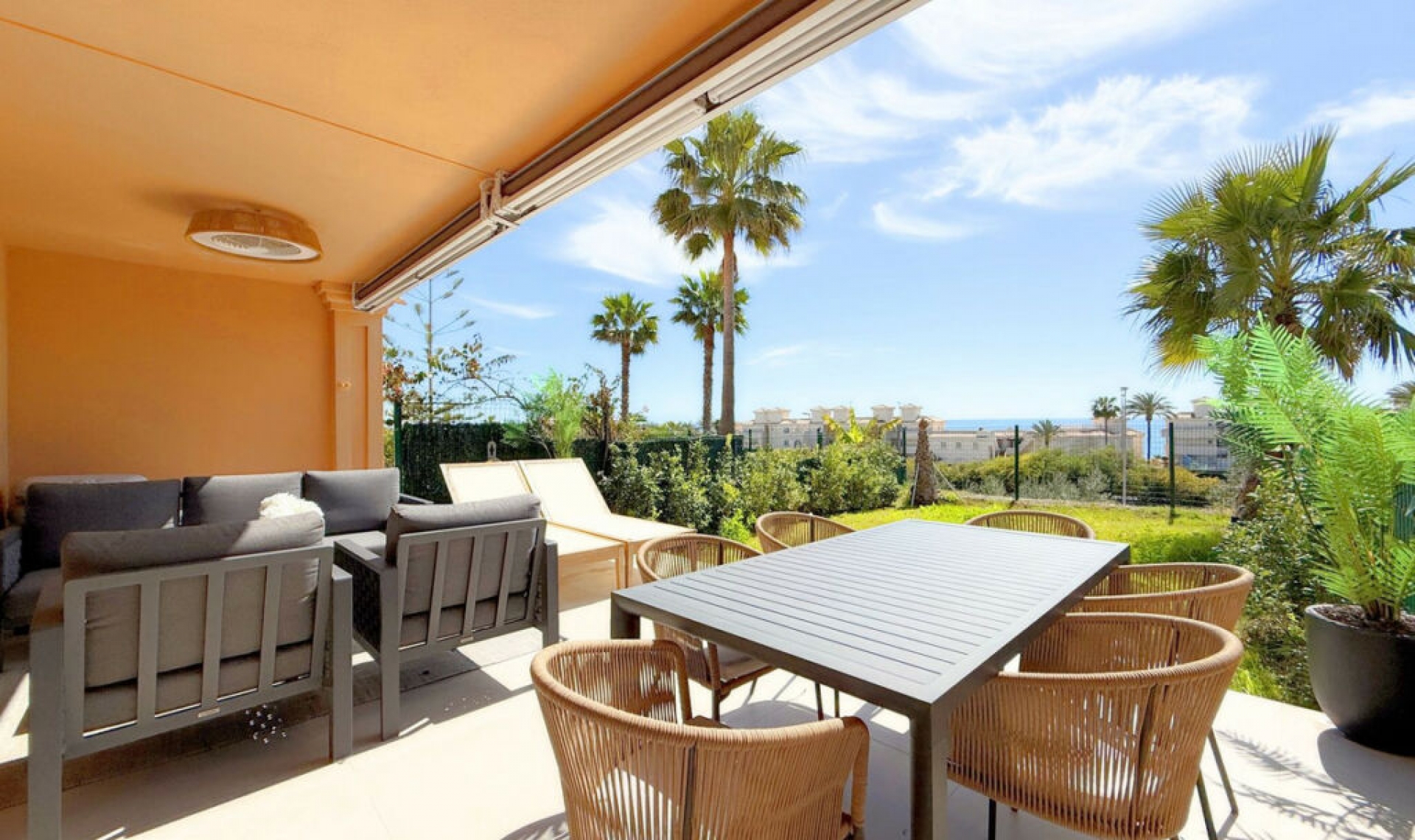 Resale - House -
Estepona