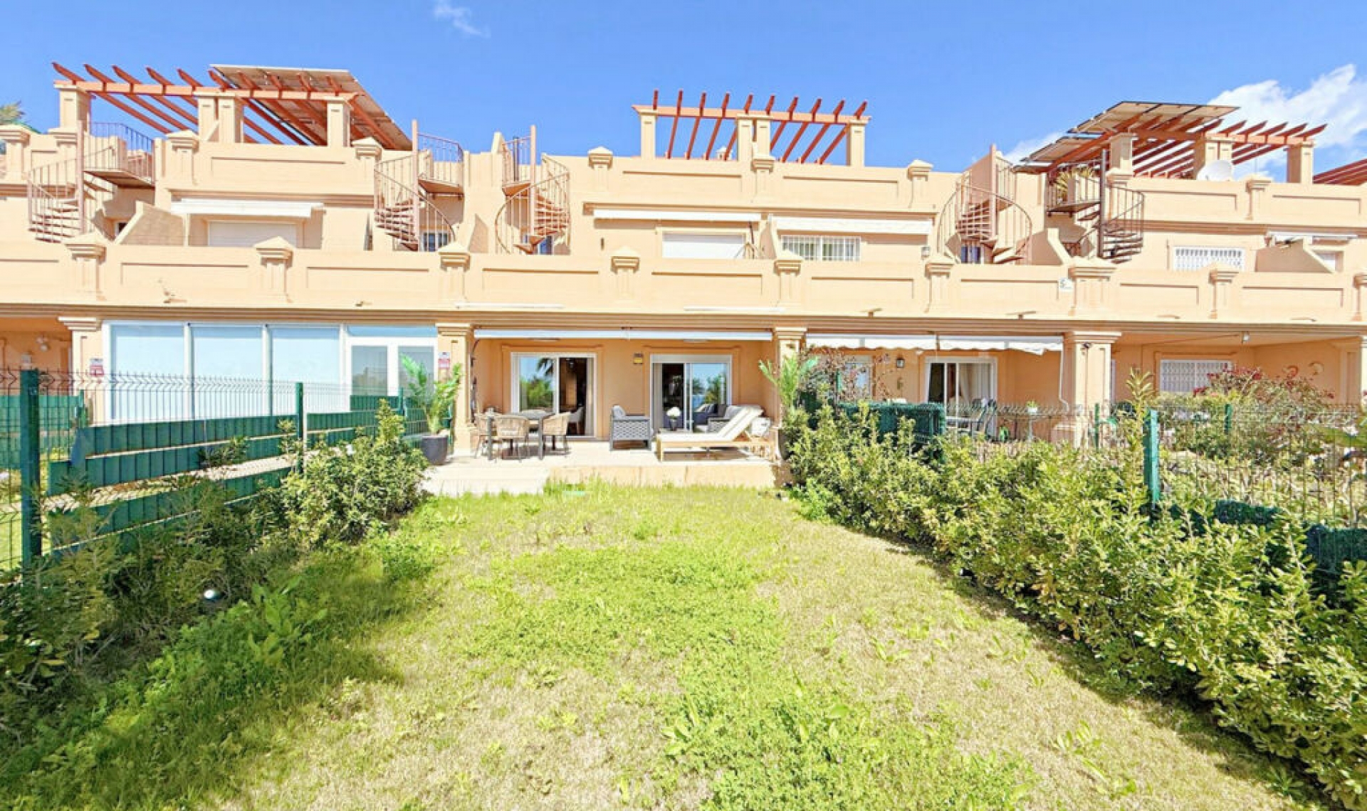 Resale - House -
Estepona