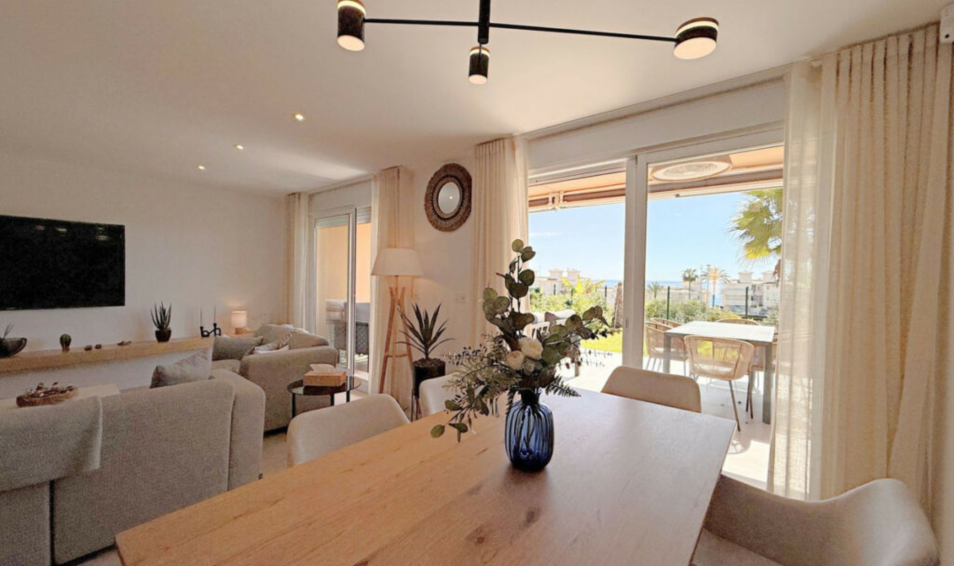 Resale - House -
Estepona