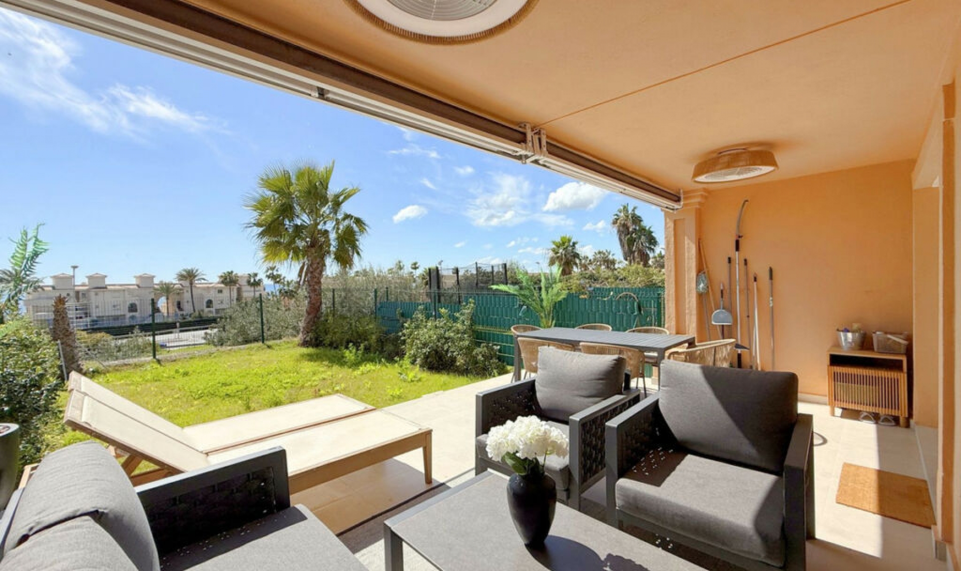 Resale - House -
Estepona