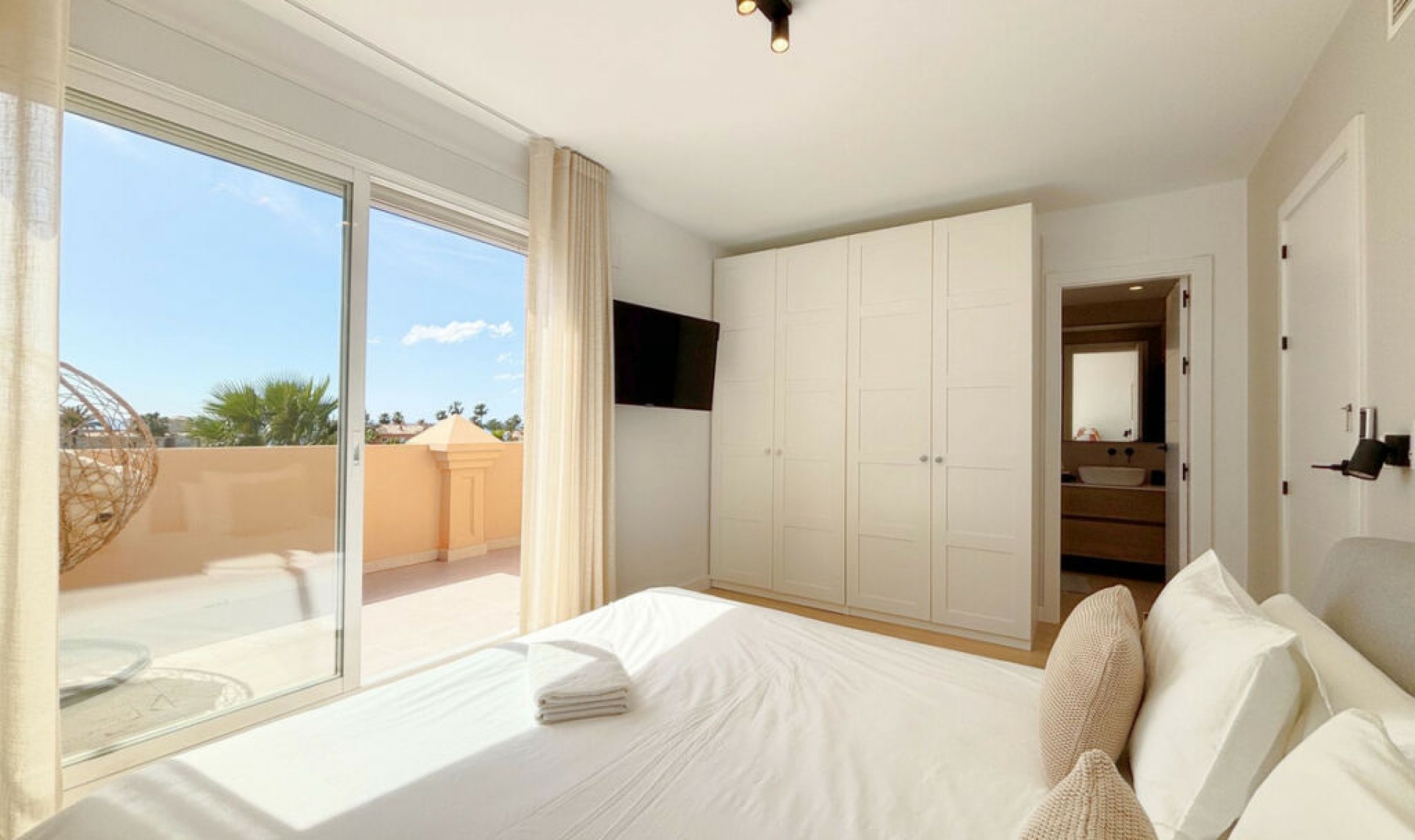 Resale - House -
Estepona