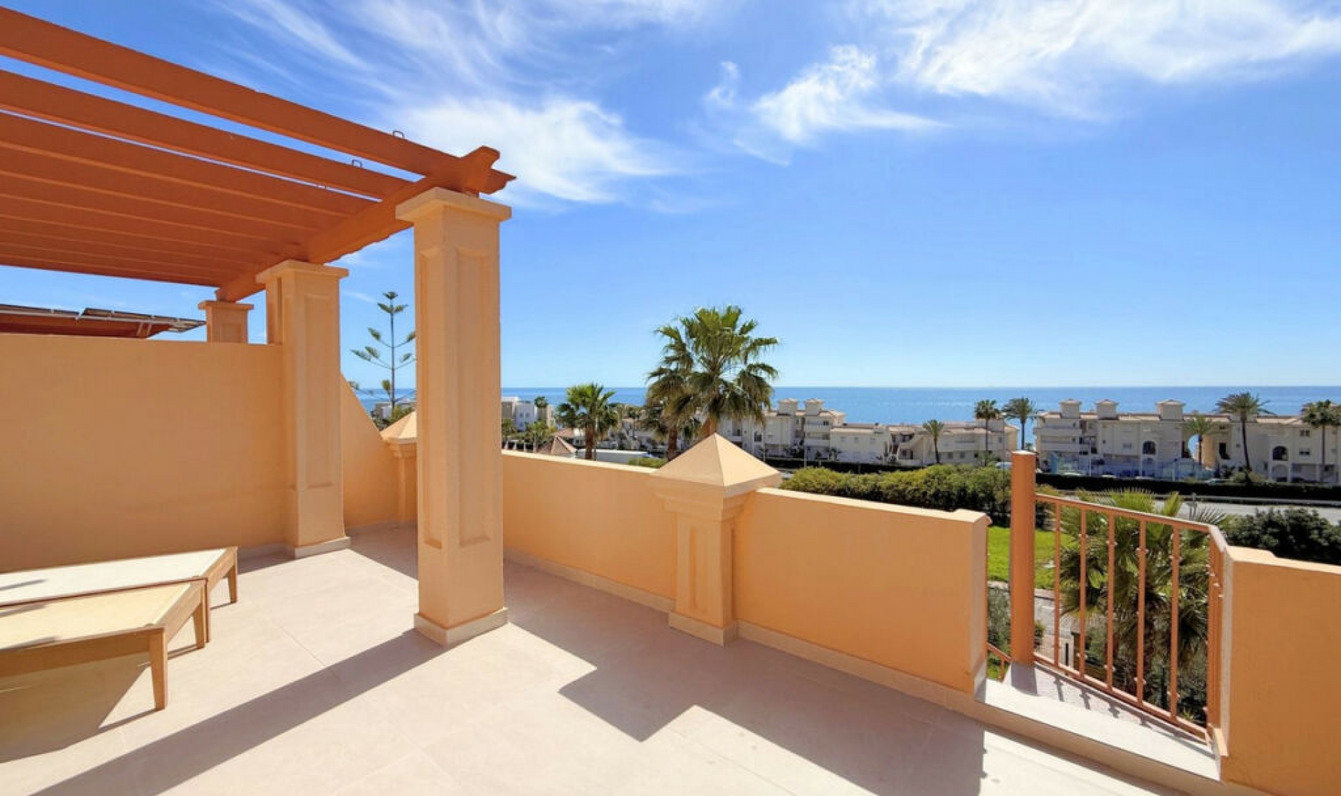 Resale - House -
Estepona