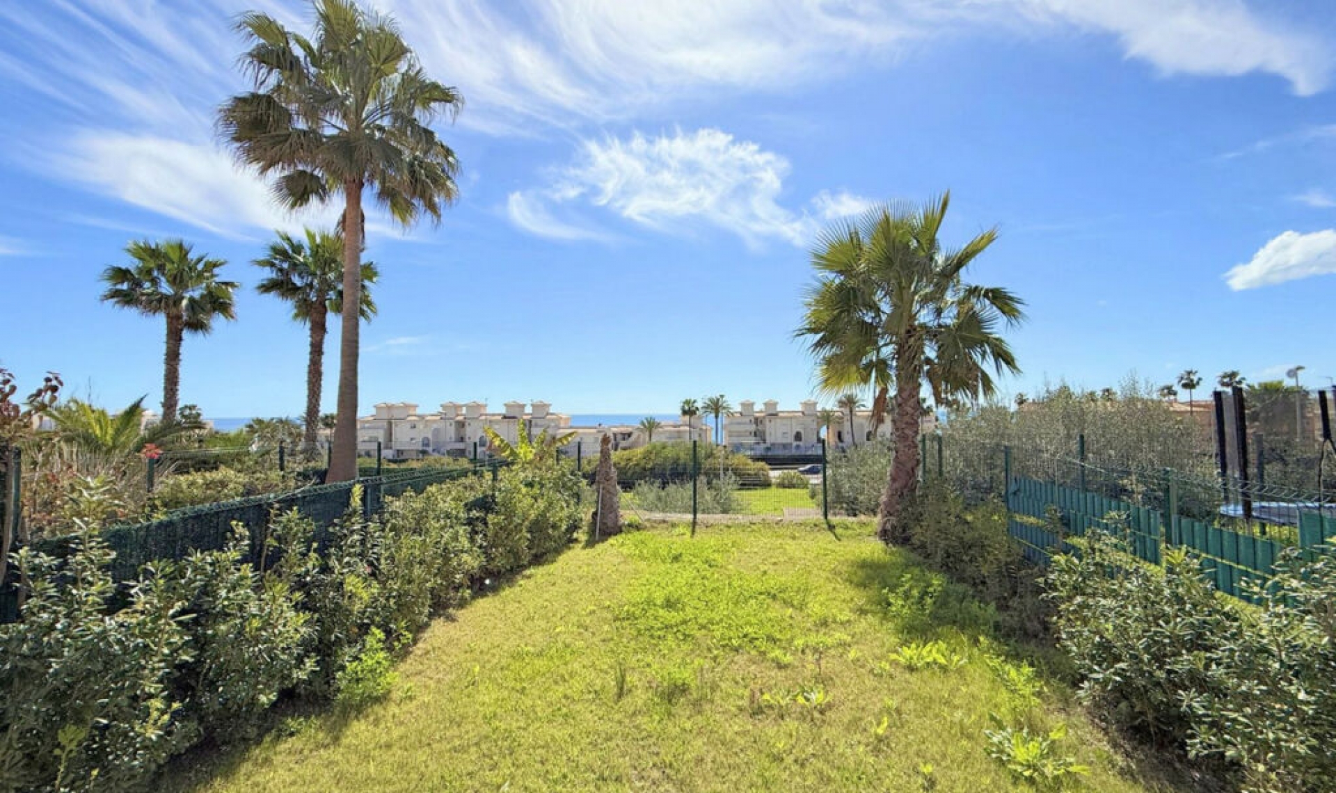 Resale - House -
Estepona