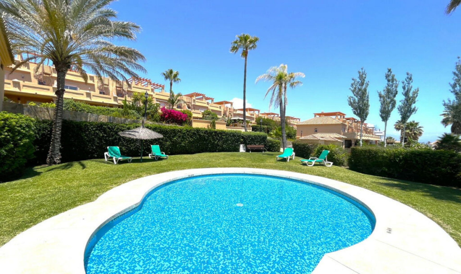 Resale - House -
Estepona