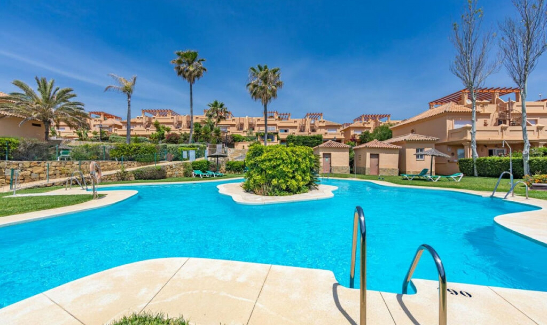 Resale - House -
Estepona