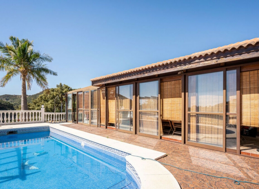 Resale - House -
Estepona