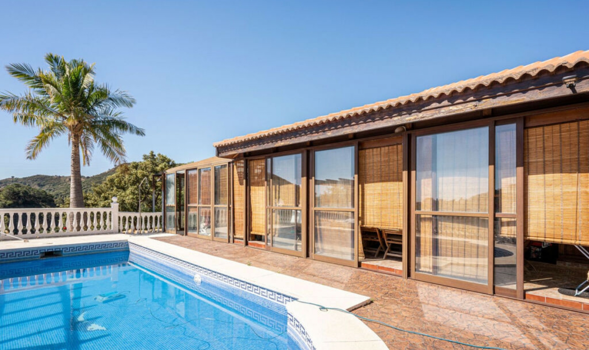Resale - House -
Estepona