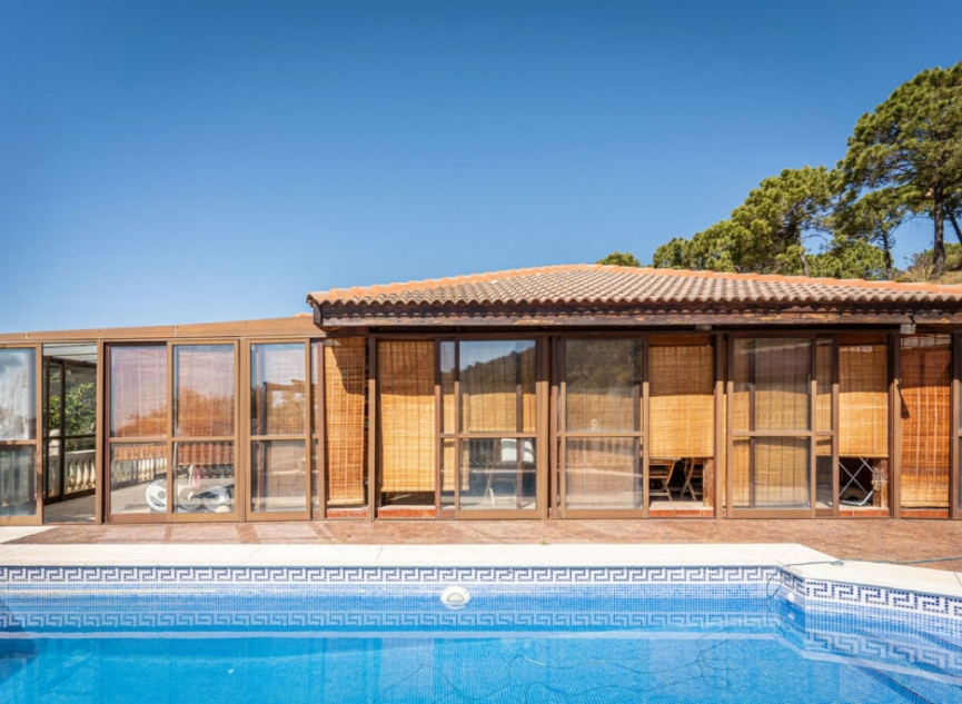 Resale - House -
Estepona