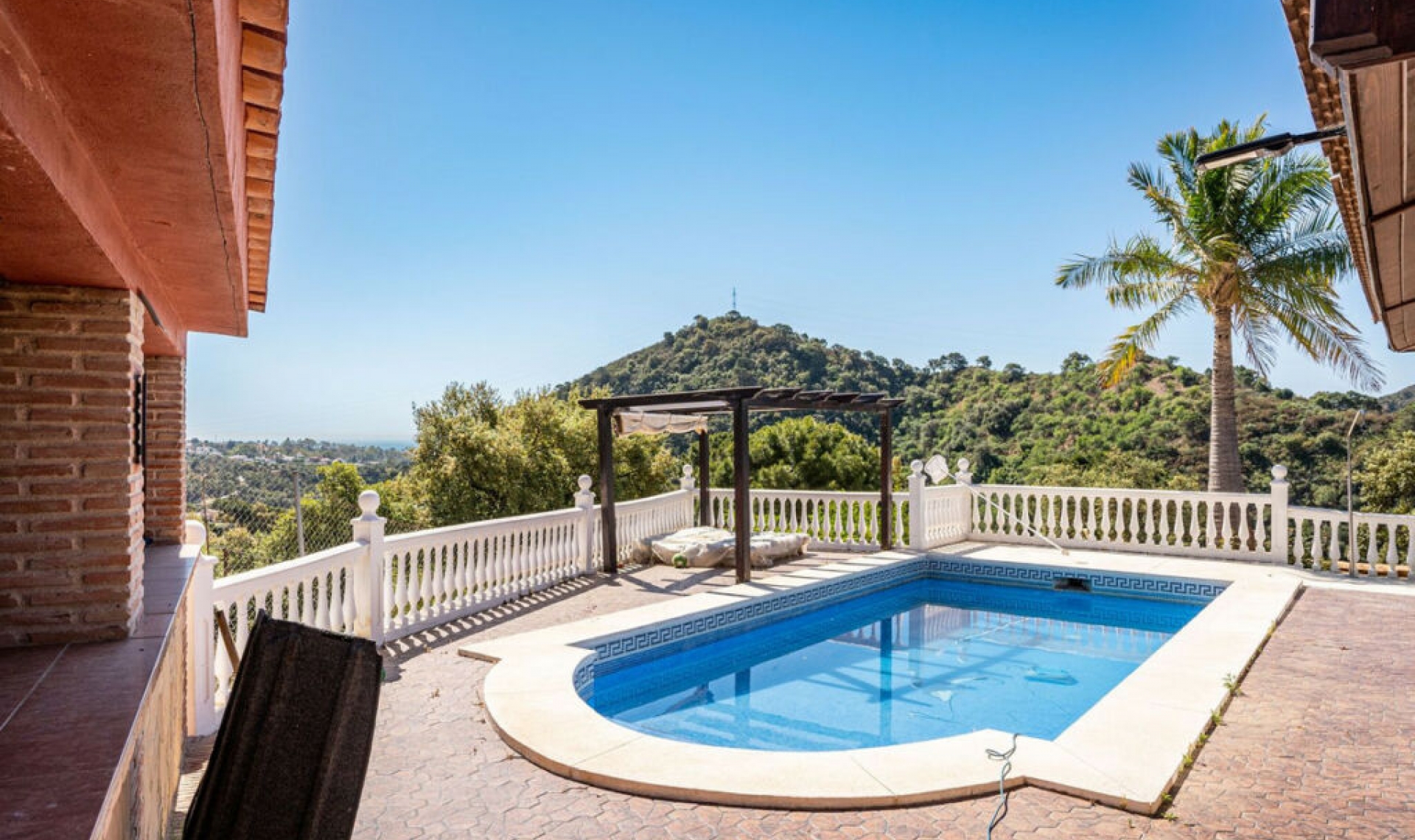 Resale - House -
Estepona