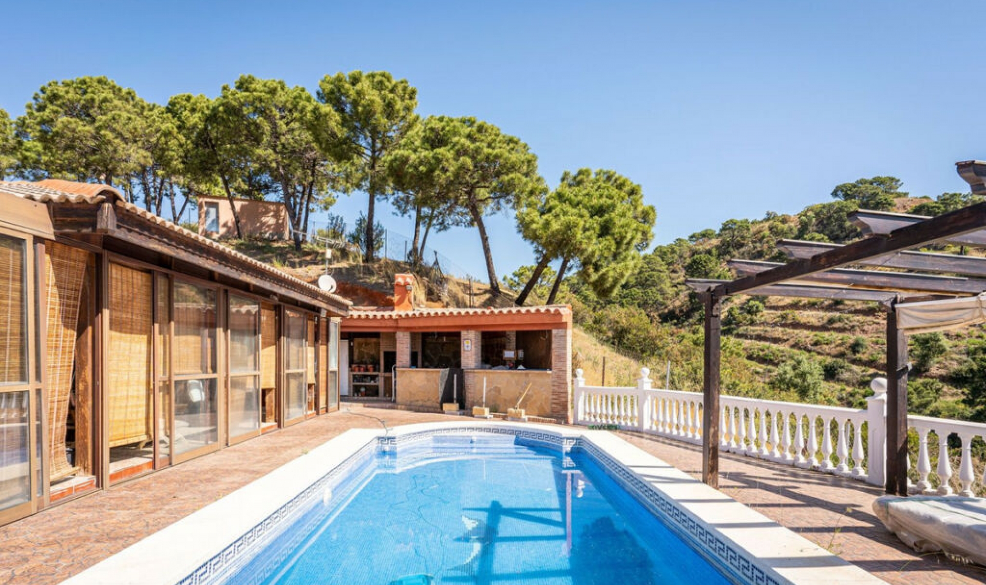 Resale - House -
Estepona