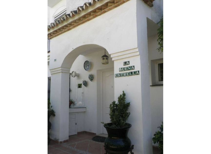 Resale - House -
Estepona