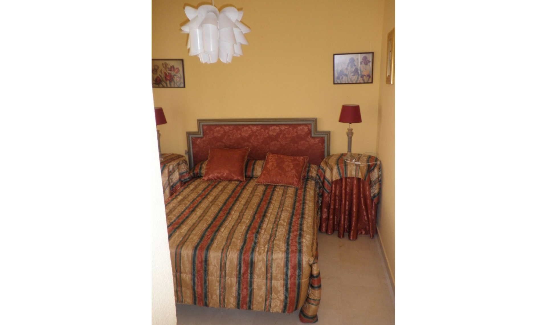 Resale - House -
Estepona