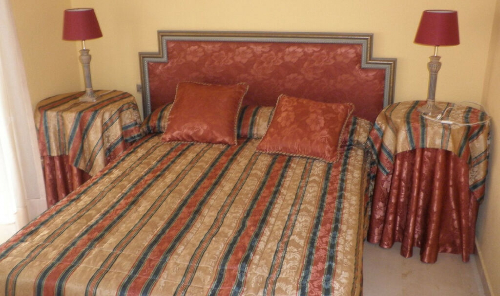 Resale - House -
Estepona