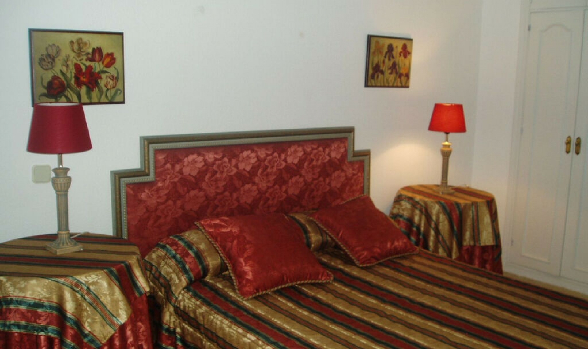 Resale - House -
Estepona